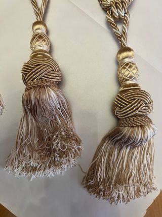 Alza paños y borlas para cortinas