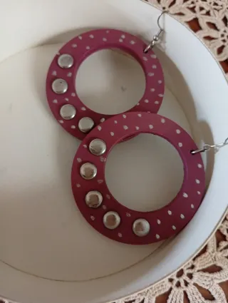 Orecchini cerchio lilla con borchie