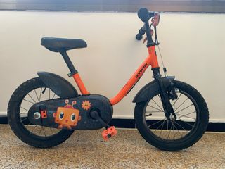 Bicicleta infantil naranja + ruedas auxiliares