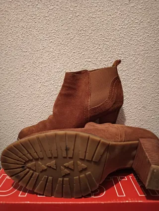 Botines de ante marrones. Tacón 9 cm.