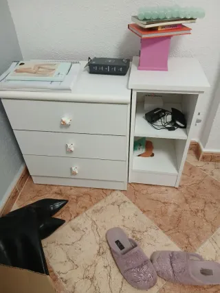 Escritorio blanco con una leja