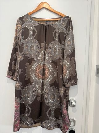 Vestido estampado paisley marrón