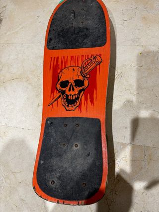Monopatín Naranja Calavera Pirata