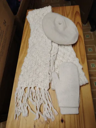 Conjunto bufanda, guantes y boina blanco