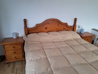 Cabecero y mesitas rústicas de madera