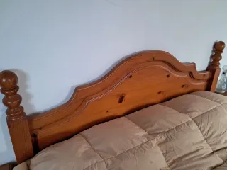 Cabecero y mesitas rústicas de madera