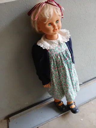 Muñeca antigua rubia con vestido floral