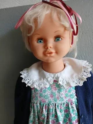 Muñeca antigua rubia con vestido floral