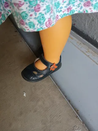 Muñeca antigua rubia con vestido floral