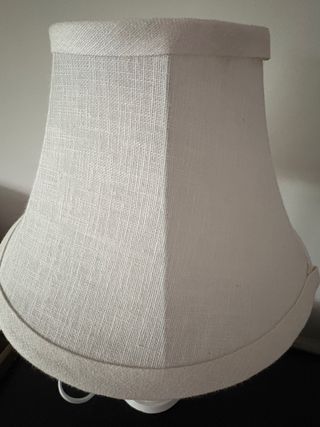 Lámpara de mesa beige y blanca