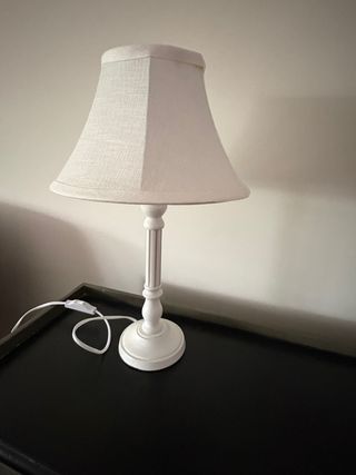 Lámpara de mesa beige y blanca