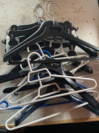 Lote de 16 perchas variadas