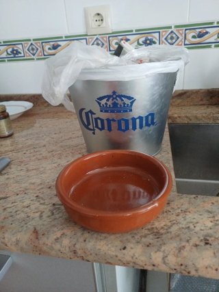Accesorio cocina, cubiertos, cazuela barro, platos