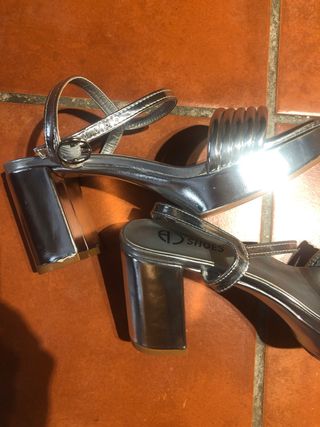 Sandalias AD plateadas elegantes