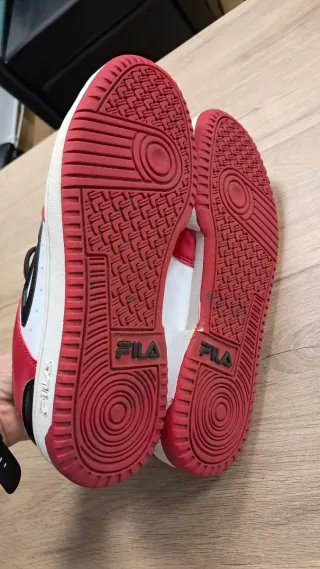 Tênis Fila Vermelho e Branco Usados
