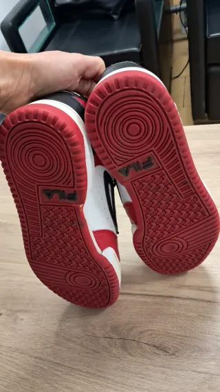 Tênis Fila Vermelho e Branco Usados