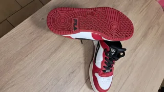 Tênis Fila Vermelho e Branco Usados