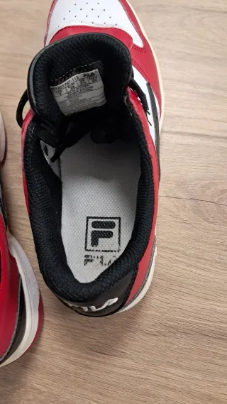 Tênis Fila Vermelho e Branco Usados