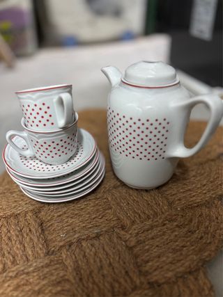 Jarra y tazas de porcelana con puntos rojos