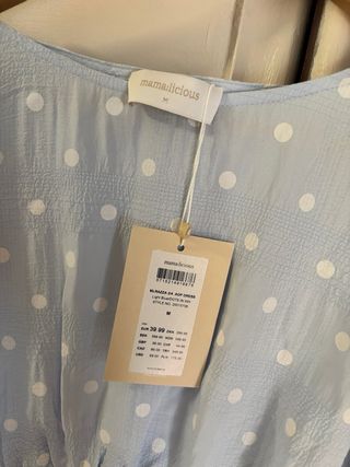 Vestido premamá azul con lunares blancos