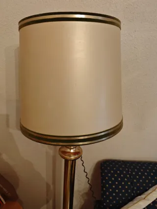 Lámpara de pie dorada y beige