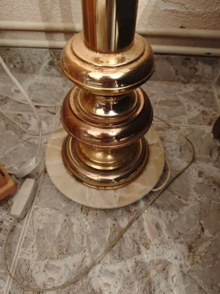 Lámpara de pie dorada y beige