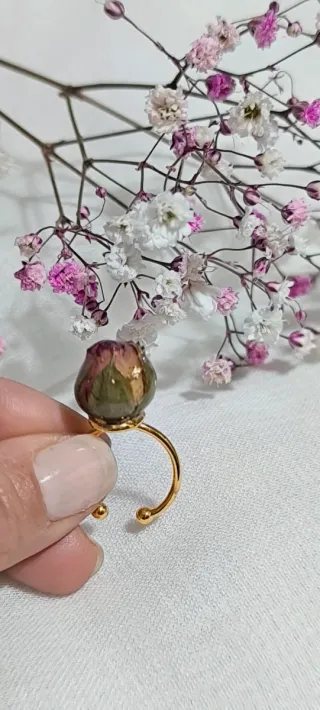 Anillo capullo rosa ajustable dorado