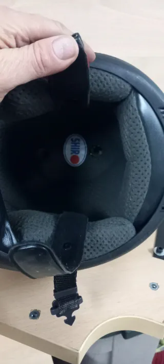 Casco de moto azul con diseño