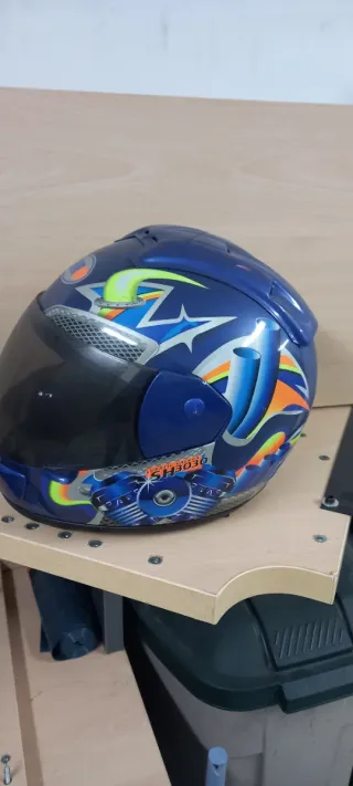 Casco de moto azul con diseño