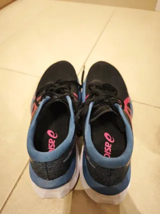 Zapatillas running negras y rosas