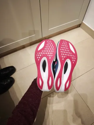 Zapatillas running negras y rosas