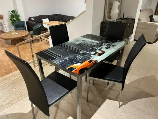 Mesa de comedor con 4 sillas