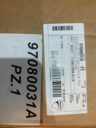 Caballete trasero doble brazo Ducati sin estrenar