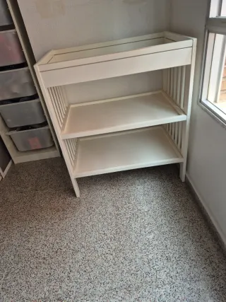 Mueble cambiador blanco con estantes