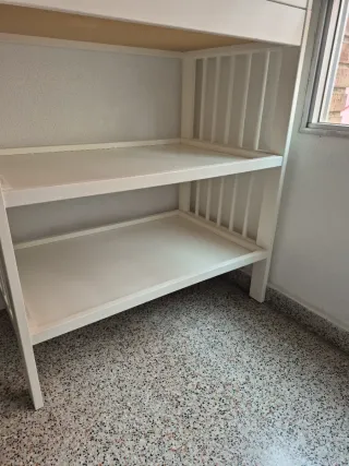 Mueble cambiador blanco con estantes