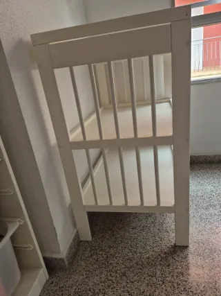 Mueble cambiador blanco con estantes