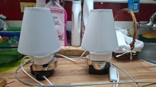 2 Lámparas de Mesa Blancas y Plateadas