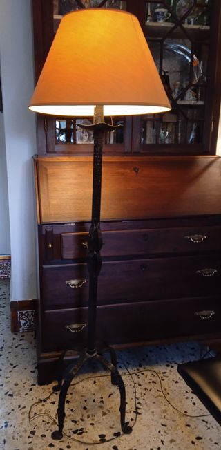 Lámpara de pie antigua de hierro y pantalla beige