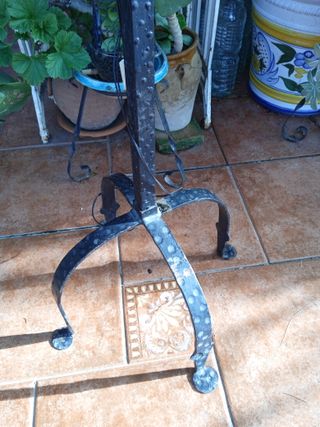 Lámpara de pie antigua de hierro y pantalla beige