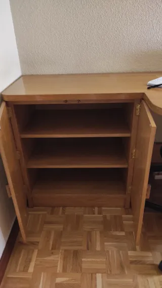 Escritorio de madera con cajones