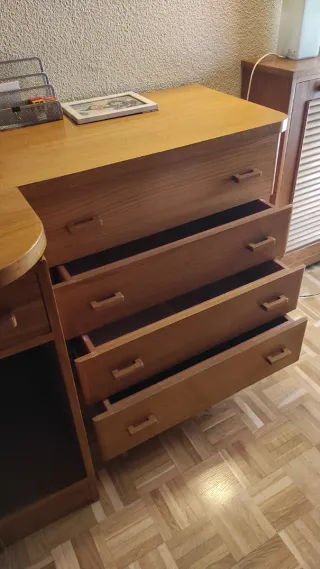Escritorio de madera con cajones