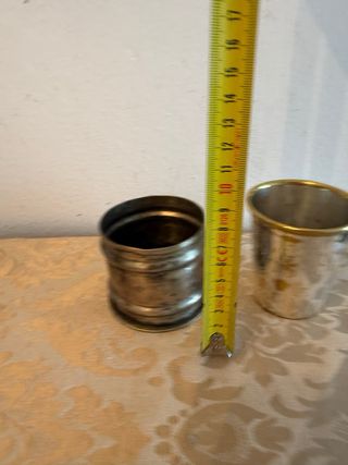 Antichi bicchieri in metallo