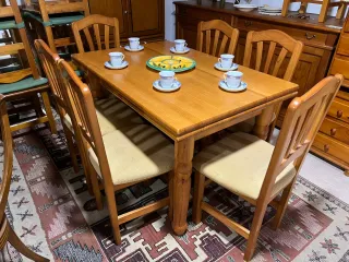 Mesa de pino y 6 sillas