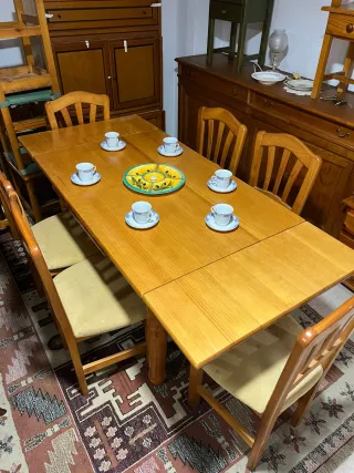 Mesa de pino y 6 sillas