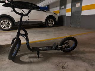 Patinete infantil negro con ruedas grandes