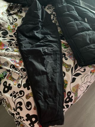 Abrigo de porteo negro con capucha