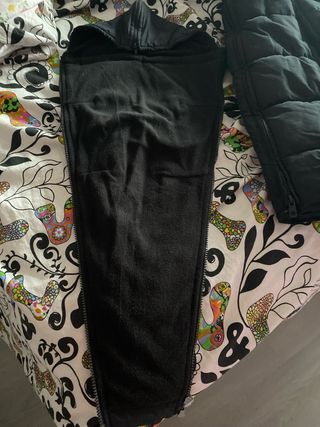 Abrigo de porteo negro con capucha