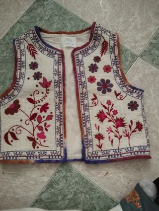 Chaleco Zara bordado floral blanco