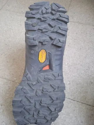 Botas de montaña Mammut grises y rojas