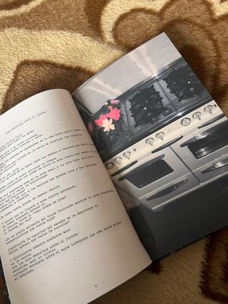 Violet hace el puente sobre la hierba